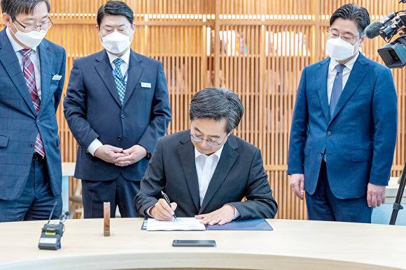 1일 첫 출근한 김동연 경기도지사가 1호 결재로 ‘비상경제 대응 민생안정 종합계획’에 서명하고 있다. [사진=경기도청]