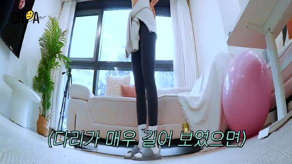 초아와 헬스 유튜버 김계란의 홈트레이닝 방문 PT 영상이 공개돼 관심을 모으고 있다. [사진=초아 유튜브 채널 영상 캡쳐]