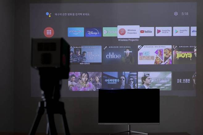 GS50과 스크린과의 거리는 2.6미터로, 약 100인치 화면을 투영하고 있다. 아래에 있는 모니터는 비교를 돕기 위해 설치된 27형 디스플레이다. 출처=IT동아