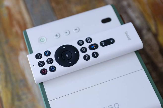 전용 리모컨으로 조작하거나, 기기에 있는 버튼을 활용할수도 있다. 출처=IT동아