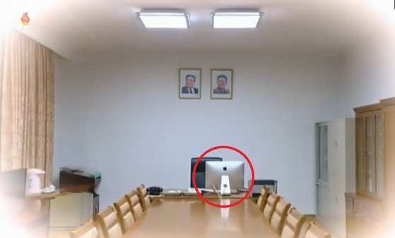 현철해 북한 국방성 총고문이 생전 사용하던 사무실 책상 위에 애플컴퓨터(붉은색 원 안)가 놓여있다. [조선중앙TV 촬영]