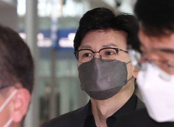 한동훈 법무부 장관이 29일 오전 미국 연방수사국(FBI) 방문 출장을 위해 인천국제공항을 통해 출국하고 있다. 한 장관은 이번 출장에서 FBI의 인사검증 시스템을 확인하고 법무부 인사정보관리단 운영에 참고할 계획이다. [뉴스1]