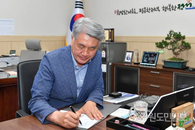▲ 최승준 정선군수는 1일 군수 집무실에서 가리왕산 국가정원 조성을 민선8기 제1호로 결재하면서 군민행복을 위한 힘찬 행보를 시작했다.