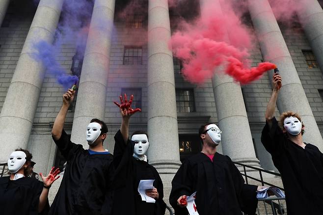 멸종 저항(Extinction Rebellion) 등 환경운동가들이 30일(현지시간) 미 연방대법원의 온실가스 배출규제권 규제 판결에 반대하며 서굿 마셜 법원 앞에서 시위를 벌이고 있다. 미 대법은 이날 연방정부 기관인 환경보호청(EPA)의 온실가스 감축 지시 권한을 제한하는 판결을 내렸다. | AFP연합뉴스