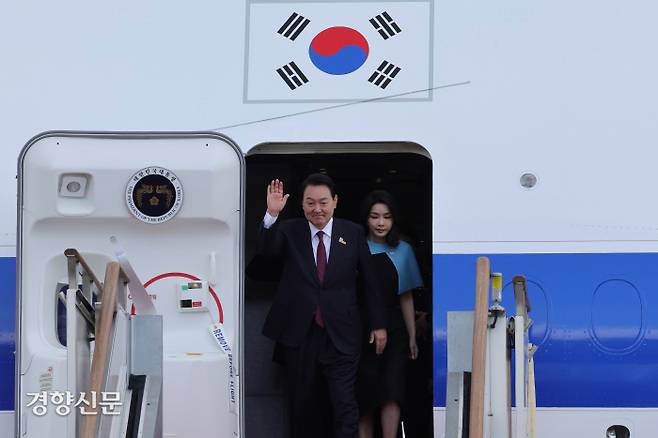 윤석열 대통령과 김건희 여사가 1일 3박5일 동안 스페인 마드리드에서 열린 나토 정상회의 첫 순방을 마치고 경기 성남 서울공항에 도착해 손을 들고 있다. 대통령실사진기자단