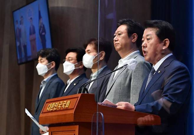 김병주 민주당 서해공무원 사망 태스크포스(TF) 단장이 국방부에서 2차회의를 마치고 발표하고 있다.   연합뉴스