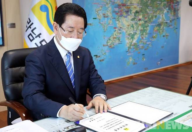 김영록 전라남도지사가 1일 오전 도청 집무실에서 첨단·전략산업 30조원 투자유치 계획 및 우리동네 복지기동대 확대 계획 등 민선8기 1, 2, 3호 결재를 진행하며 첫 업무를 시작하고 있다.[사진=전남도]