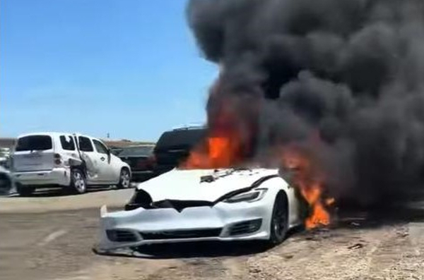 23일(현지시간) 미국 캘리포니아주의 한 폐차장에 있던 테슬라 모델S에서 불에 타고 있는 모습. 미국 세크라멘토 메트로폴리탄 소방국 페이스북 영상 캡처