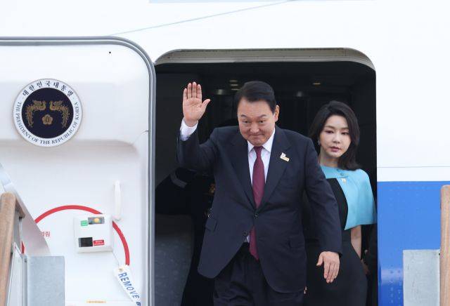 북대서양조약기구(NATO·나토) 정상회의 참석을 위해 3박 5일간의 스페인 마드리드 방문을 마친 윤석열 대통령과 김건희 여사가 1일 성남 서울공항에 도착, 공군 1호기에서 내리고 있다. 연합뉴스
