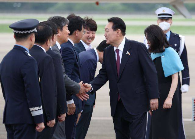 북대서양조약기구(NATO·나토) 정상회의 참석을 위해 3박5일간의 스페인 마드리드 방문을 마친 윤석열 대통령이 1일 성남 서울공항에 도착, 영접나온 김대기 비서실장과  인사하고 있다. 연합뉴스