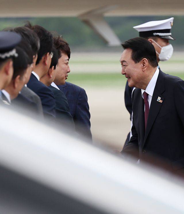 북대서양조약기구(NATO·나토) 정상회의 참석을 위해 3박5일간의 스페인 마드리드 방문을 마친 윤석열 대통령이 1일 성남 서울공항에 도착, 영접나온 국민의힘 이준석 대표와 인사하고 있다. 연합뉴스