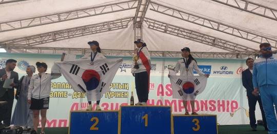 여자부에서 나란히 2, 3위에 오른 양동화와 조은영이 태극기를 들고 시상대에 섰다.[대한패러글라이딩협회 제공]