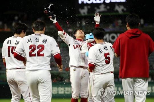 (인천=연합뉴스) 1일 인천 SSG 랜더스필드에서 열린 프로야구 SSG 랜더스와 KIA 타이거즈의 경기. 9회말 SSG 공격 2사 만루 상황에서 SSG 최상민이 볼넷으로 진루, 1루에 안착해 동료들의 물세례를 받고 있다.