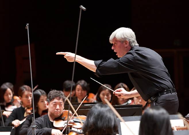 마시모 자네티 경기필하모닉오케스트라 상임지휘자. [사진 제공 = 경기아트센터]