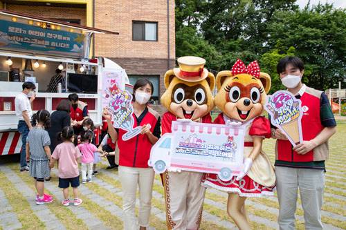 롯데월드 샤롯데 봉사단은 ‘로티 로리의 아이스크림 트럭’과 함께 아동 청소년 보육시설 강남드림빌을 방문해 아이스크림을 전달했다. 사진제공: 롯데그룹