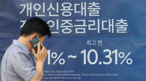 대출 금리가 계속 뛰면서 금융소비자들의 이자 부담이 증가하고 있는 가운데 1일 경기도 과천시 시중은행에 붙어 있는 대출 금리 안내문 앞으로 한 시민이 지나가고 있다. [박형기 기자]