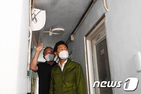 오세훈 서울시장이 지난 29일 오후 서울 종로구 돈의동 쪽방촌을 찾아 에어컨이 설치된 방에 대한 설명을 듣고 있다 /사진=뉴스1