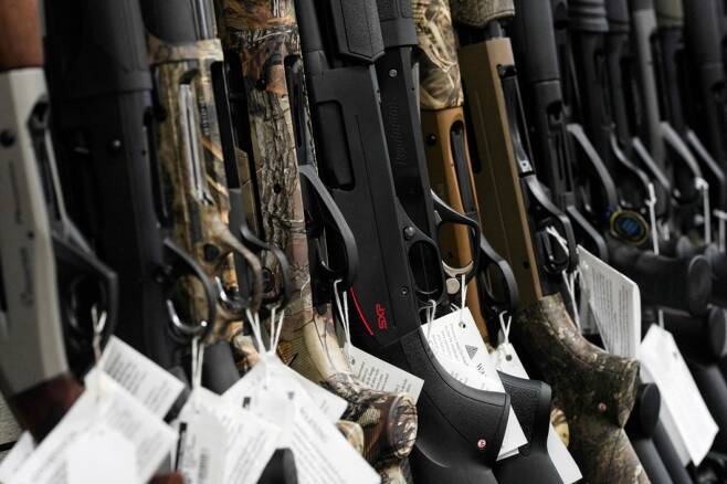Hunting rifles are displayed for sale at Firearms Unknown, a gun store in Oceanside, California, U.S., April 12, 2021. REUTERS/Bing Guan/File Photo/File Photo /사진=로이터=뉴스1