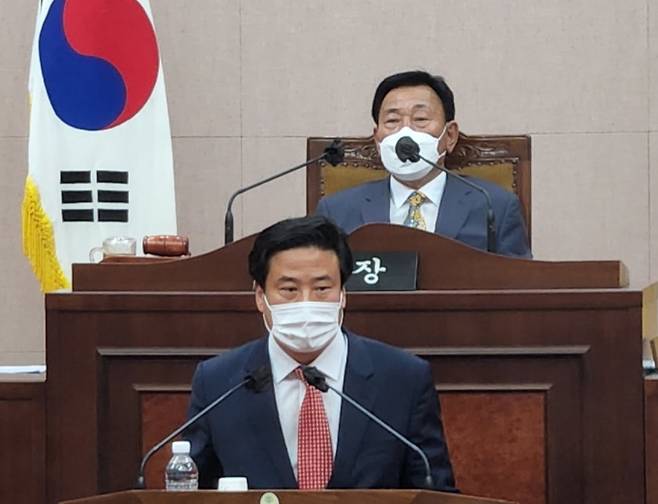 제9대 기장군의회 전반기 의장에 선출된 재선 박우식(앞줄) 의원과 임시의장을 맡은 3선 박홍복(뒷줄) 의원/사진=김동기 기자