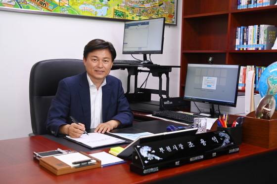 조용익 부천시장이 민선8기 1호 결재 문서인 시민 소통 열린시장실 운영 계획에 서명하고 있다. / 사진제공=부천시