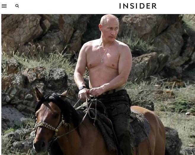 블라디미르 푸틴 러시아 대통령이 자신의 상의 탈의 사진을 조롱한 주요 7개국(G7) 정상들을 향해 그들이 상의를 벗었다면 '역겨운 광경'이 됐을 것이라고 맞받았다. 사진은 푸틴 대통령이 지난 2009년 상의를 탈의한채 승마를 즐기는 모습. /사진=미 매체 비즈니스인사이더(BI) 공식 홈페이지