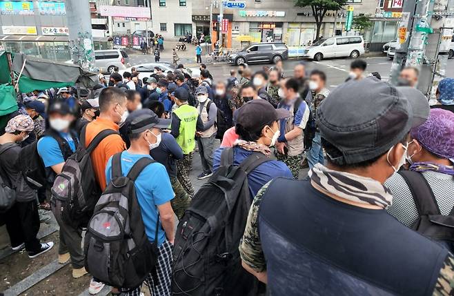 1일 오전 서울 구로구 남구로역 인근 인력시장에서 일자리를 찾는 사람들이 줄을 서 있다. 이영기 수습기자