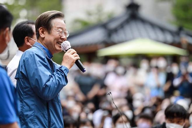 이재명 더불어민주당 상임고문이 지난달 18일 인천시 계양구 계양산 야외공연장에서 열린 ‘이재명과 위로걸음’ 행사에서 지지자들에게 인사하고 있다. [연합]