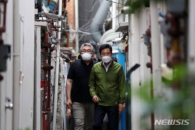 [서울=뉴시스] 백동현 기자 = 오세훈 서울 시장이 지난달 29일 오후 서울 종로구 돈의동 쪽방촌을 찾아 최영민 시립돈의동쪽방상담소 소장과 함께 둘러보며 폭염 대책을 점검하고 있다. 2022.07.01 livertrent@newsis.com