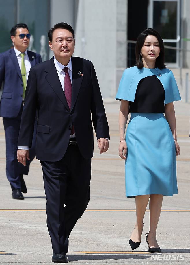 [마드리드=뉴시스] 전신 기자 = 첫 해외 순방 일정을 마친 윤석열 대통령과 부인 김건희 여사가 30일(현지시간) 마드리드 바라하스 국제공항에서 공군 1호기로 향하고 있다. (대통령실통신사진기자단) 2022.06.30. photo1006@newsis.com