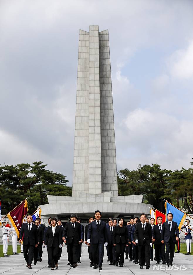 [서울=뉴시스] 정병혁 기자 = 오세훈 서울시장을 비롯한 구청장들이 민선 8기 취임에 앞서 1일 오전 서울 동작구 국립서울현충원에서 참배를 마친 뒤 나서고 있다. 2022.07.01. jhope@newsis.com