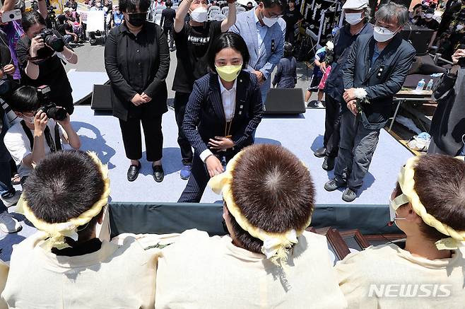 [서울=뉴시스] 백동현 기자 = 정의당 류호정 의원이 1일 오전 서울 용산구 삼각지역 인근에 열린 발달·중증장애인 참사 T4장례식에 참석해 헌화하고 유족들과 인사하고 있다. 2022.07.01. livertrent@newsis.com