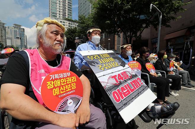 [서울=뉴시스] 백동현 기자 = 1일 오전 서울 용산구 삼각지역 인근에 열린 발달·중증장애인 참사 T4장례식에서 박경석 전국장애인차별철폐연대 대표가 추모사를 듣고 있다. 2022.07.01. livertrent@newsis.com