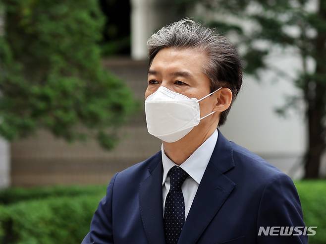 [서울=뉴시스] 조수정 기자 = 조국 전 법무부 장관이 지난달 24일 서울 서초구 서울중앙지방법원에서 열린 자녀 입시비리 등 혐의 1심 속행공판에 출석, 법정으로 향하고 있다. (공동취재사진) 2022.06.24. chocrystal@newsis.com