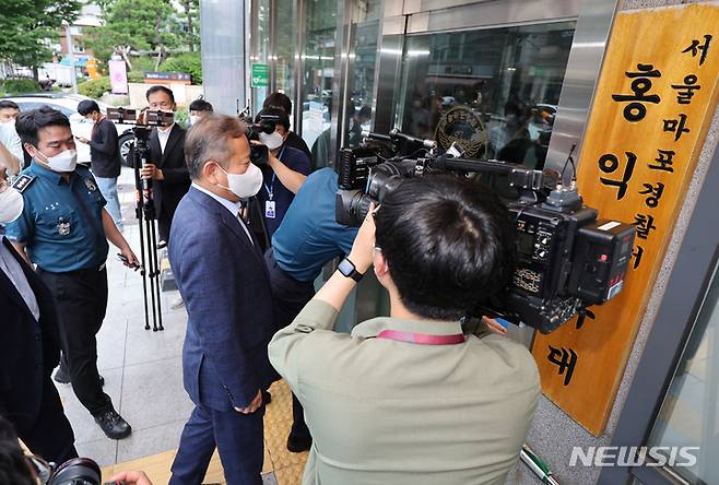 [서울=뉴시스] 최동준 기자 = 이상민 행정안전부 장관이 1일 경찰제도 개선 간담회를 하기 위해 서울 마포경찰서 홍익지구대를 방문하고 있다. (공동취재사진) 2022.07.01. photo@newsis.com