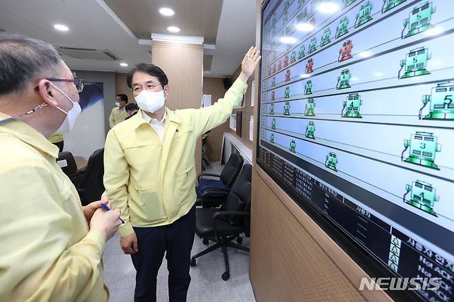 이동환 경기 고양특례시장이 1일 오전 고양시 재난상황실에서 집중호우로 인한 지역 내 피해 상황 등을 점검하고 있다.(사진=고양시 제공)