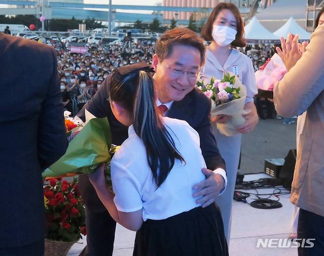 [인천=뉴시스] 김동영 기자 = 유정복 인천시장이 1일 오후 인천시 중구 북성동1가 상상플랫폼 야외공연장에서 열린 취임식에서 어린이에게 꽃다발을 전달하고 있다.  2022.07.01. dy0121@newsis.com