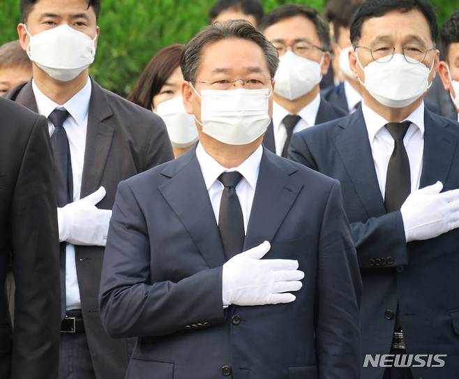 [인천=뉴시스] 김동영 기자 = 유정복 인천시장을 비롯한 구청장들이 민선 8기 취임식에 앞서 1일 인천 미추홀구 수봉공원 내 현충탑을 찾아 국민의례를 하고 있다. 2022.07.01. dy0121@newsis.com