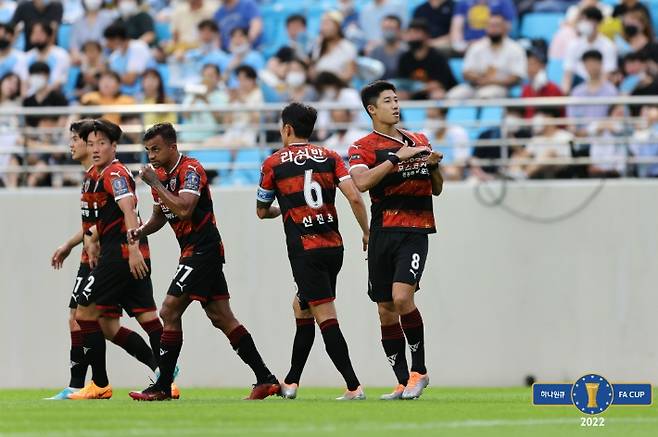 포항 스틸러스 허용준이 대구FC와 FA컵에서 득점 후 기뻐하고 있다. 대한축구협회