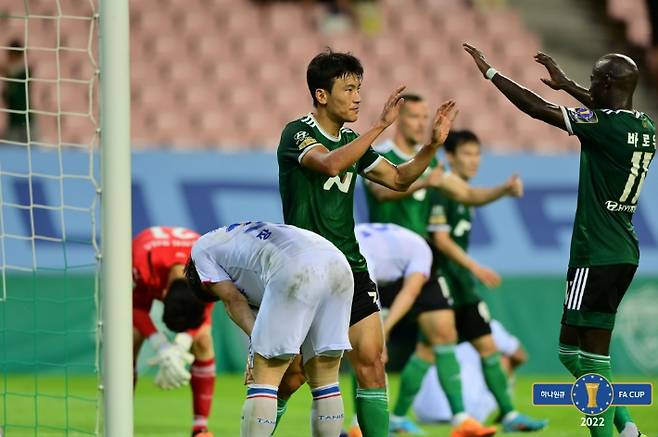 FA컵에서 전북 현대에 골을 허용한 대 고개를 숙이고 있는 수원 삼성 선수들. 대한축구협회