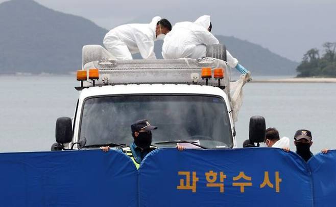 지난달 29일 오전 전남 완도군 신지면 송곡 선착장 인근 방파제에서 경찰이 10ｍ 바닷속에 잠겨있는 조유나(10)양 가족의 차량을 인양한 뒤 유실 방지망을 벗겨내고 있다. 완도=연합뉴스