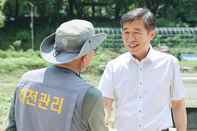 민선8기 서초구청장으로 취임한 전성수(오른쪽) 구청장이 1일 양재천을 방문해 집중호우로 인한 수해피해 복구 작업을 점검하고 있다.