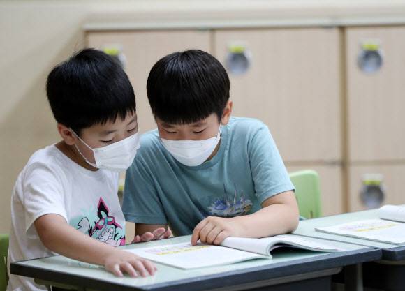 28일 강원 춘천시 내 한 초등학교 3학년 교실에 코로나19 확산 방지를 위해 설치한 투명 칸막이를 치워 어린이들이 교류하고 있다. 2022.06.28 연합뉴스