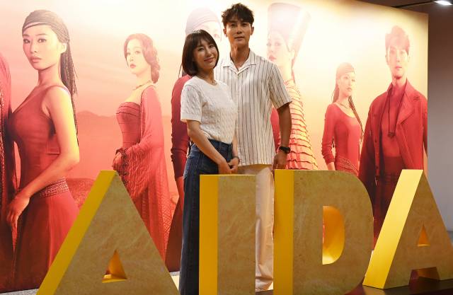 뮤지컬 ‘아이다’의 주연을 맡고 있는 배우 윤공주(왼쪽)와 김우형. 오승현 기자