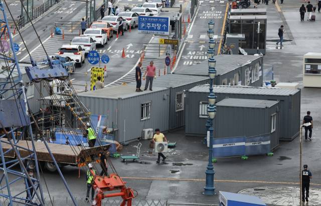1일 서울 중구 서울역 광장 코로나19 임시 선별검사소 컨테이너 등 시설들이 철거되고 있다. 연합뉴스