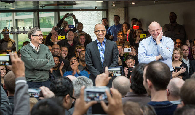 2014년 마이크로소프트 CEO로 취임한 사티아 나델라(가운데)가 임직원들에게 인사하고 있다. ⓒ마이크로소프트 제공