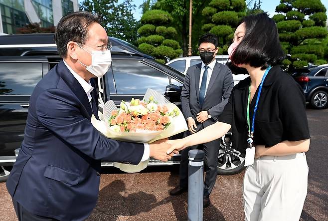 출근 첫날 꽃다발 받은 유정복 인천시장 [인천시 제공. 재판매 및 DB 금지]