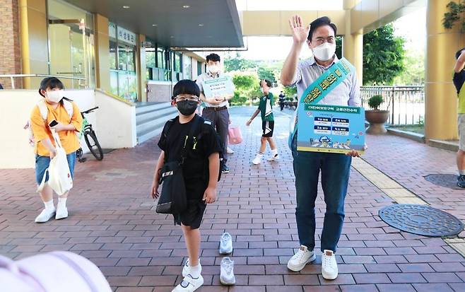 서거석 전북교육감 등교 지도  [전북도교육청 제공. 재판매 및 DB 금지]