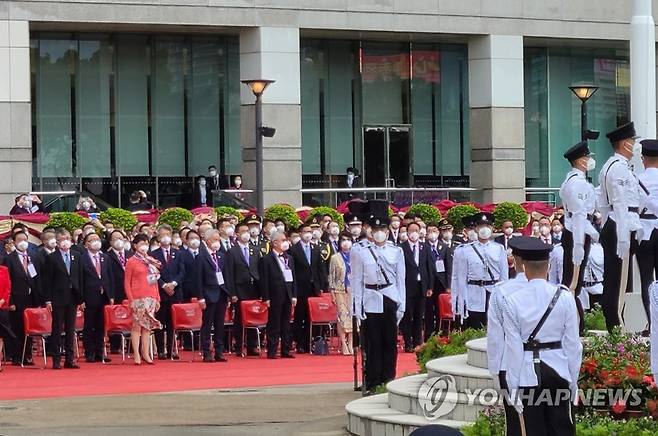 홍콩 주권 반환 25주년 기념일, 깃발 게양식 (홍콩=연합뉴스) 윤고은 특파원 = 홍콩 주권 반환 25주년 기념일인 1일 홍콩컨벤션센터에서 중국 국기와 홍콩 깃발 게양식이 열리고 있다. 2022.7.1 pretty@yna.co.kr