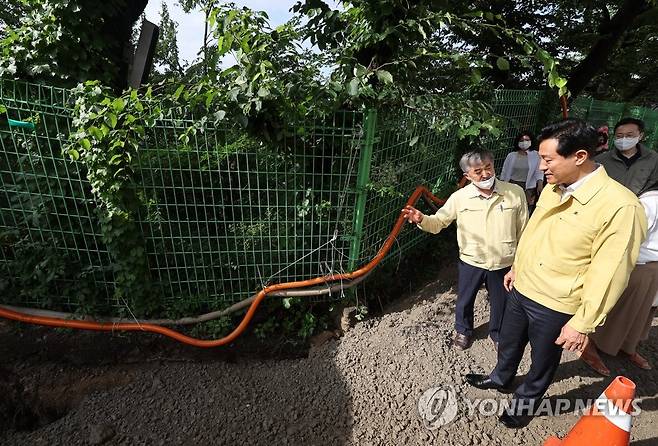 폭우 피해지역 찾은 오세훈 서울시장 (서울=연합뉴스) 임헌정 기자 = 오세훈 서울시장이 1일 오전 서울 종로구 폭우 피해지역을 둘러보고 있다. 2022.7.1 kane@yna.co.kr