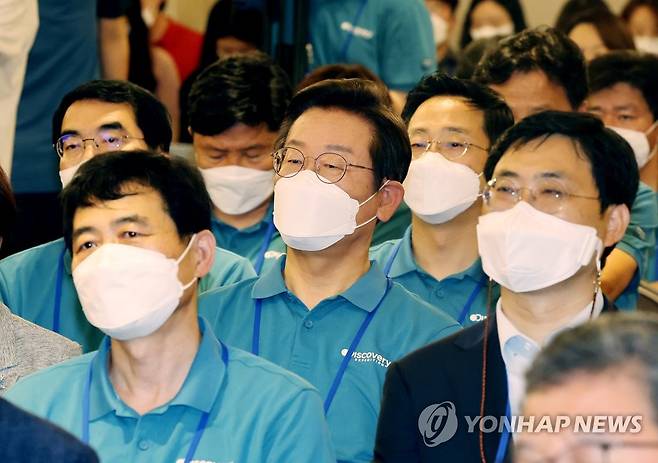 더불어민주당 이재명 의원이 지난달 24일 오전 충남 예산군 덕산리솜리조트에서 열린 '새롭게 도약하는 민주당의 진로 모색을 위한 국회의원 워크숍'에서 조승래 전략기획위원장의 결과보고를 듣고 있다. [연합뉴스 자료사진]